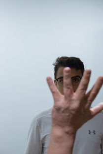 13岁男孩遭老师掌掴，一记耳光，九级伤残，谁来为孩子的眼睛负责？